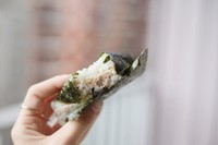 un onigiri di tonno con maionese a portata di mano