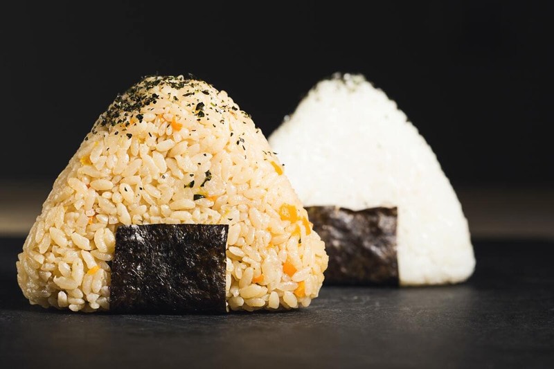 deux onigiri, un doré et l'autre blanc