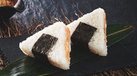 dos onigiri de salmón